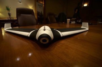 Parrot představil nového drona. Vypadá jako křídlo a vydrží 45 minut ve vzduchu