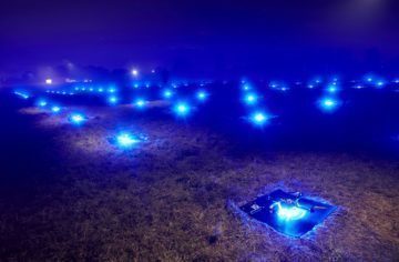 100 tančících dronů sneslo z nebe světový rekord (video)