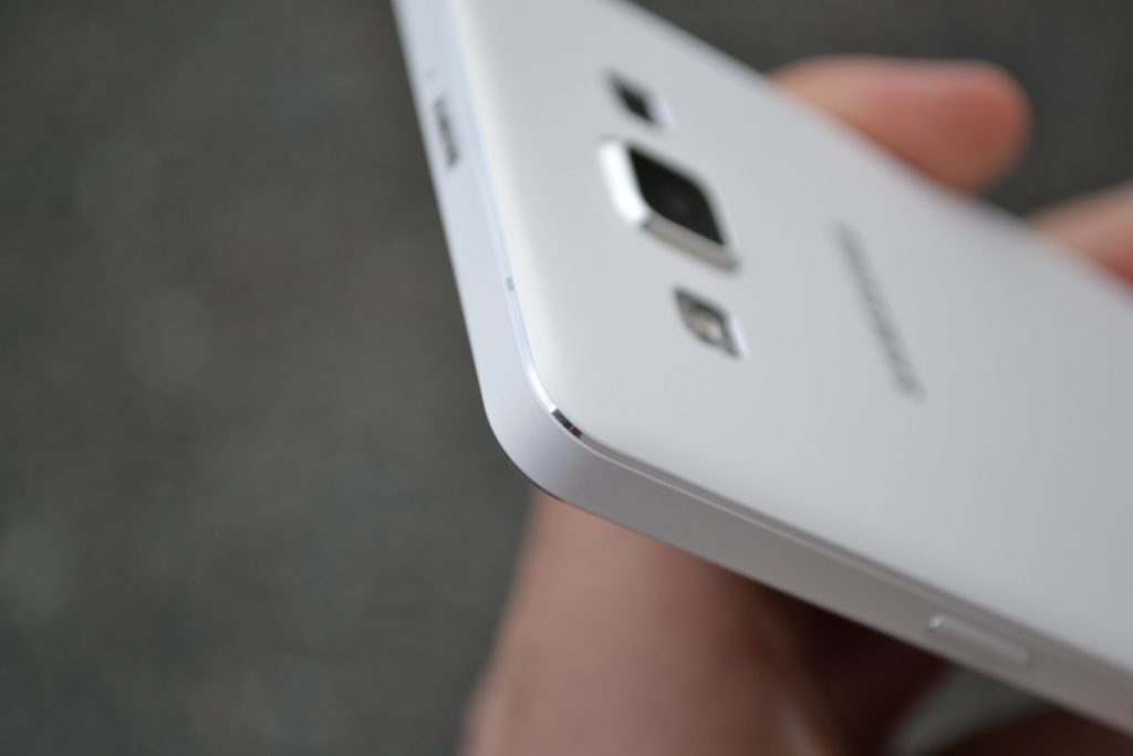 Samsung Galaxy A5 konstrukce telefonu 3
