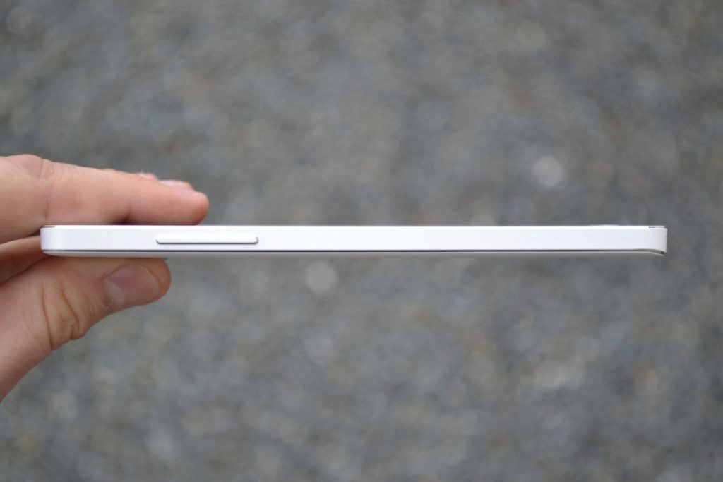 Samsung Galaxy A5 levá strana telefonu