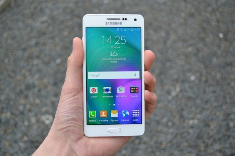Samsung Galaxy A5 - přední strana telefonu (3)