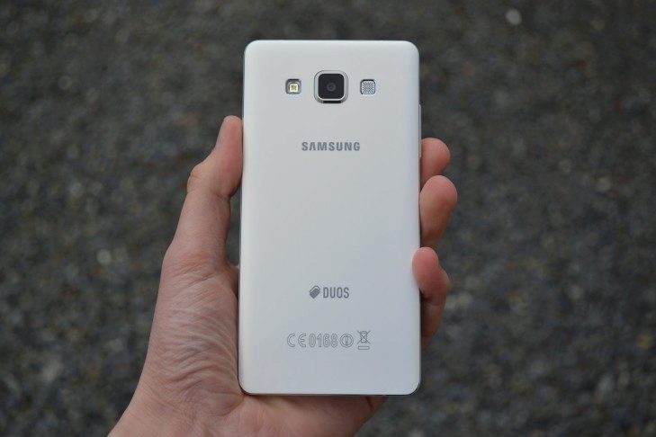 Samsung Galaxy A5 - zadní strana telefonu (3)