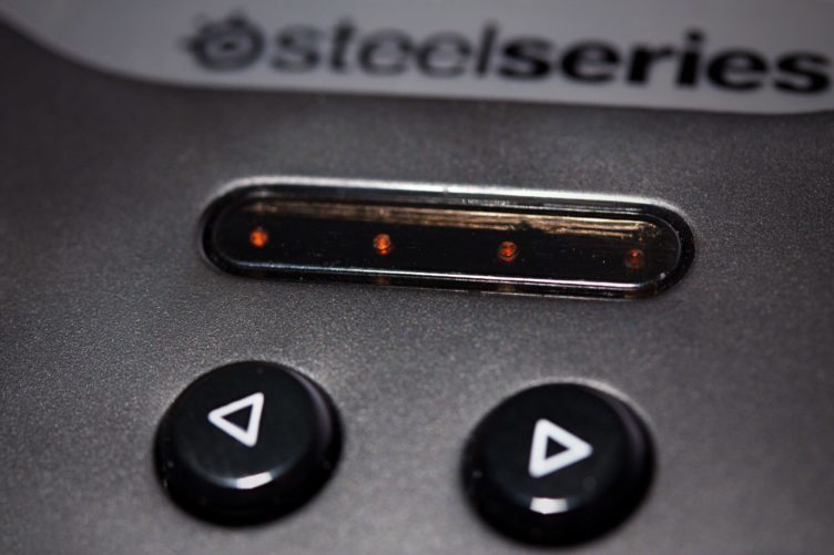 SteelSeries Stratus XL LED indikace