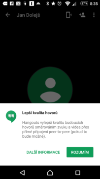 Tímto dialogem aplikace Hangouts informuje o změně