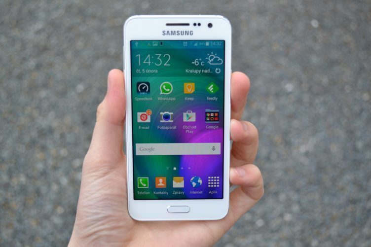 Samsung Galaxy A3 - displej