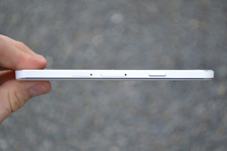 Samsung Galaxy A3 - pravá strana telefonu Samsung Galaxy A3 - pravá strana telefonu