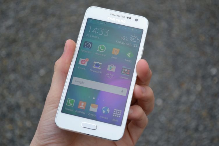 Samsung Galaxy A3 - přední strana telefonu (5)