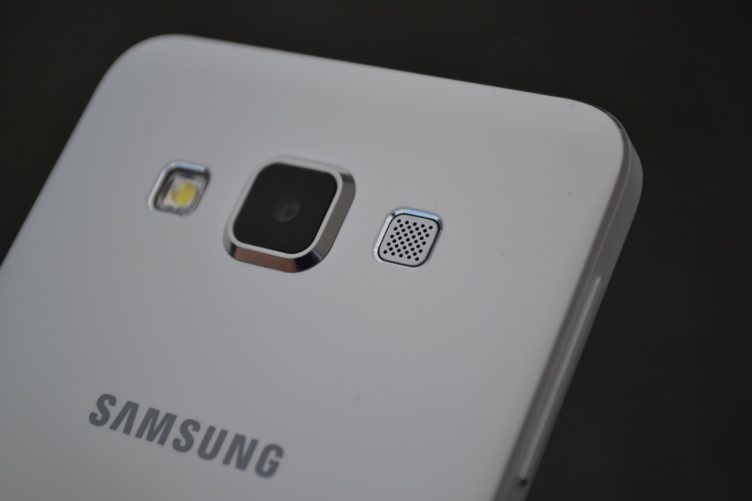 Samsung Galaxy A3 - zadní reproduktor (2)