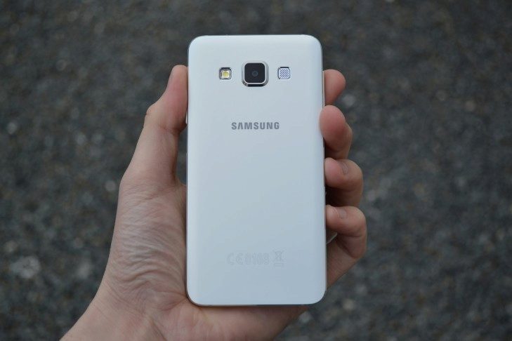 Samsung Galaxy A3 - zadní strana telefonu (2)