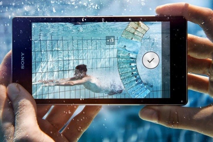 V reklamě sice s telefonem pod vodou fotí, vy to ale nedělejte