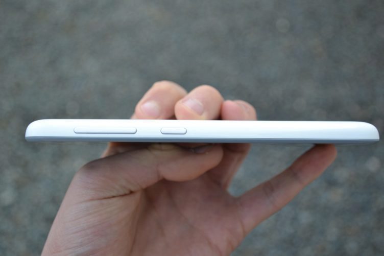 HTC Desire 620 - pravá část telefonu HTC Desire 620 - pravá část telefonu