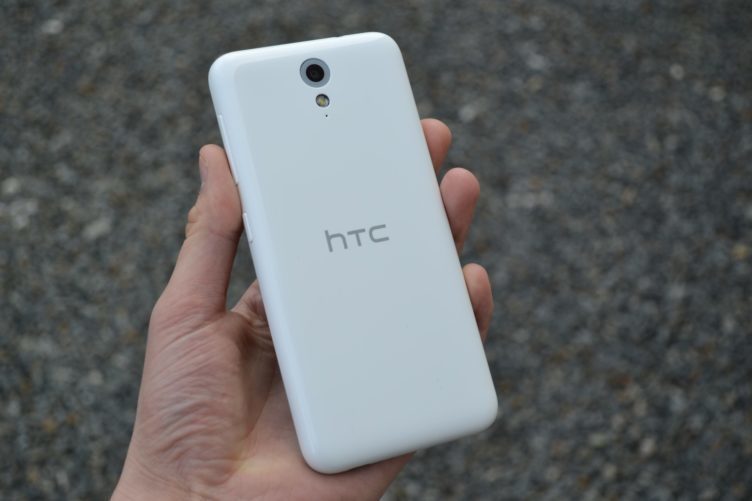 HTC Desire 620 - zadní část telefonu (1)