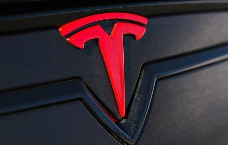 tesla-logo-red-black-930×488