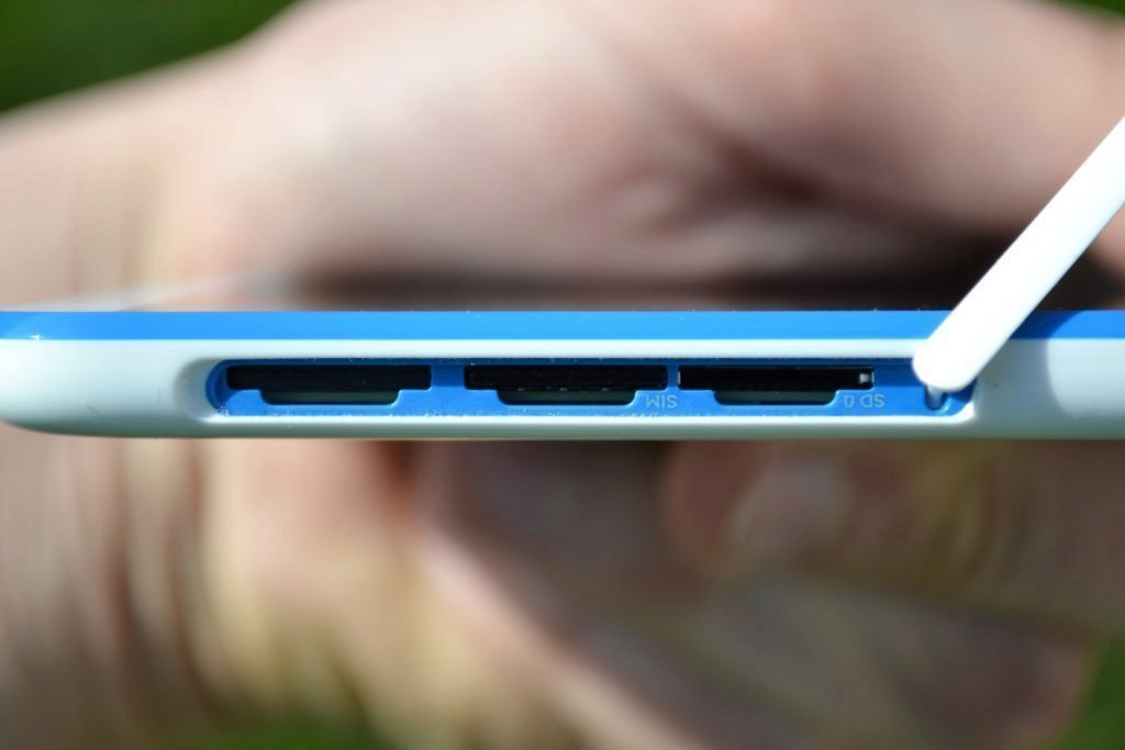 HTC Desire 820 slot pro paměťovou kartu a nanoSIM