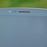 LG G Flex 2 –  objektiv přední kamerky, LED dioda, reproduktor, senzory (1)