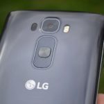 LG G Flex 2 –  objektiv zadní kamery a ovládací tlačítka