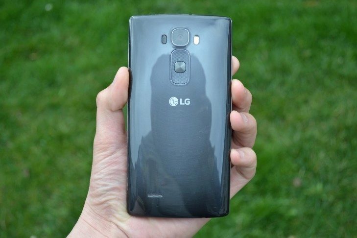 LG G Flex 2 -  záda telefonu (1)