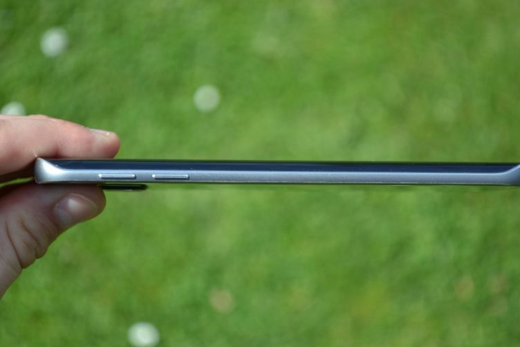 Samsung Galaxy S6 Edge - boční strana telefonu (2)
