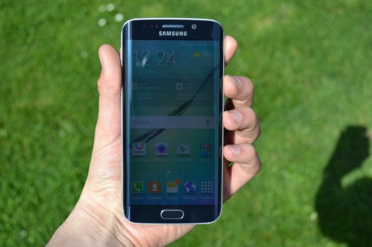 Samsung Galaxy S6 Edge - přední strana telefonu (3)