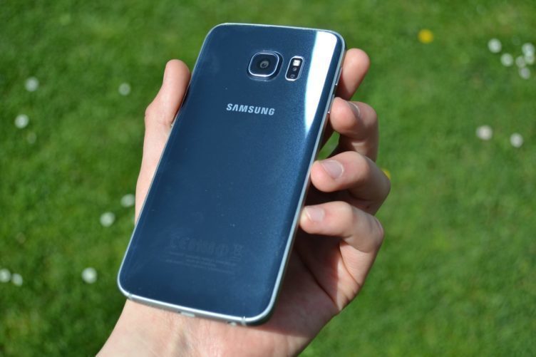 Samsung Galaxy S6 Edge - zadní strana telefonu (2)
