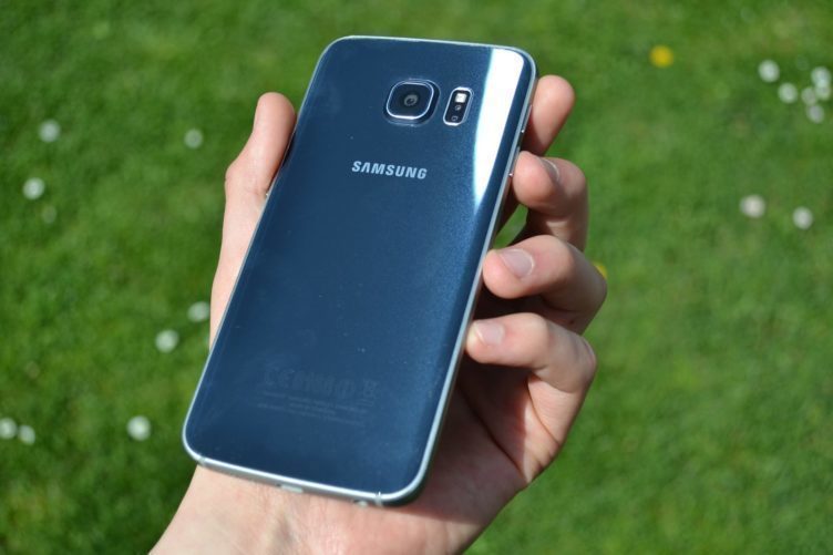 Samsung Galaxy S6 Edge - zadní strana telefonu (2) Samsung Galaxy S6 Edge - zadní strana telefonu (2)
