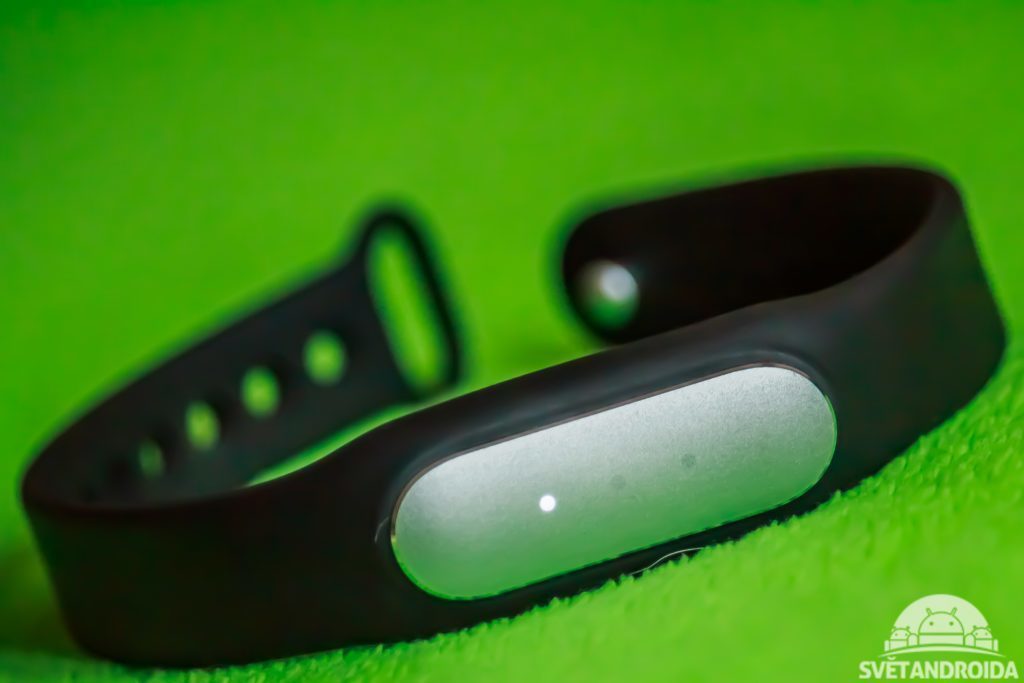 Xiaomi MiBand 1S - zepředu první LED nakloněné