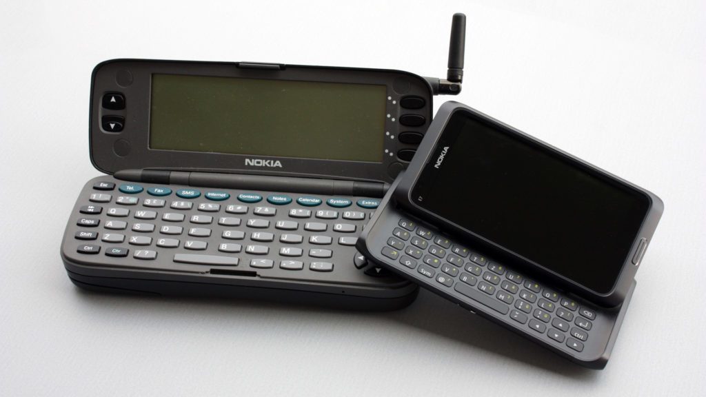 Nokia 9000 Communicator (vlevo)
