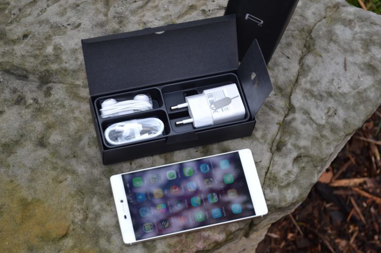 Huawei P8 - obsah balení Huawei P8 - obsah balení