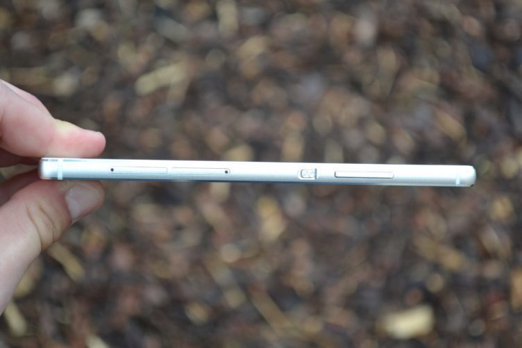 Huawei P8 - pravá strana telefonu Huawei P8 - pravá strana telefonu