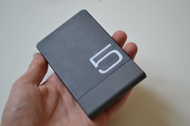Power bank Huawei AP006 - konstrukce, v ruce (2) Power bank Huawei AP006 - konstrukce, v ruce (2)