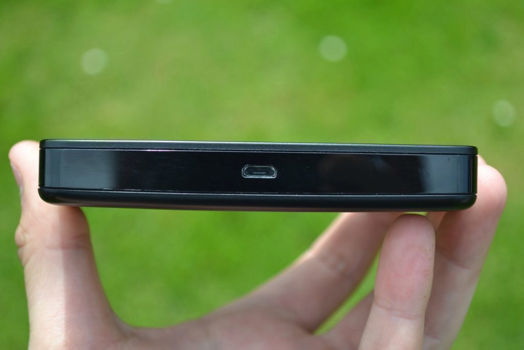 TP Link M7350 spodní strana zařízení