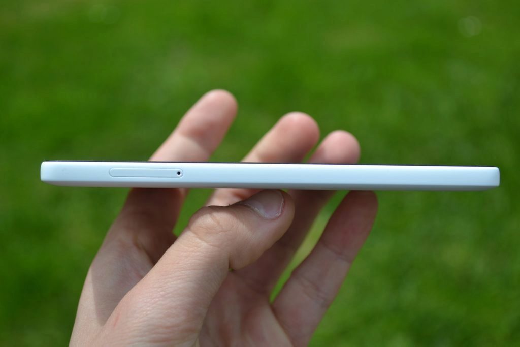Xiaomi Mi4i konstrukce boční strana