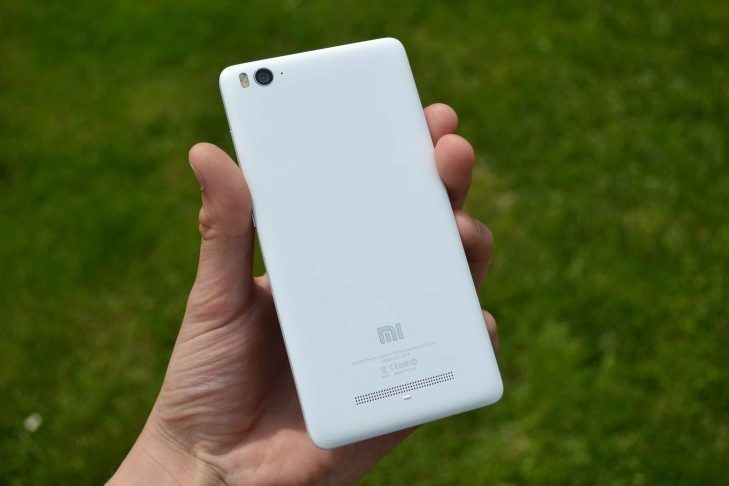 Xiaomi Mi4i - konstrukce, zadní strana (1)