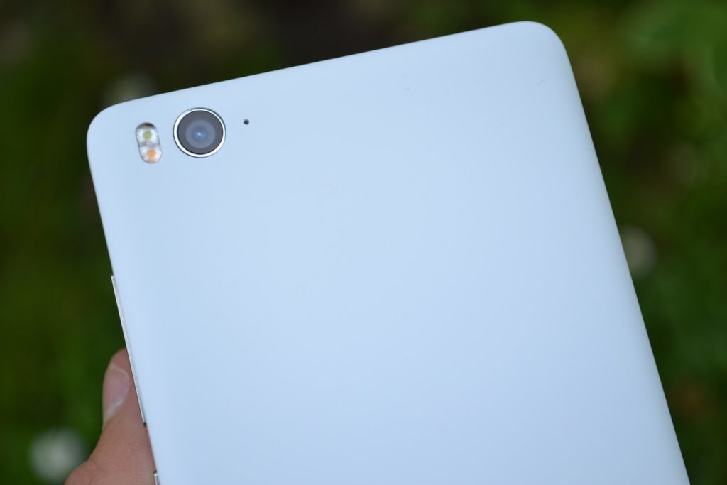 Xiaomi Mi4i objektiv a LED