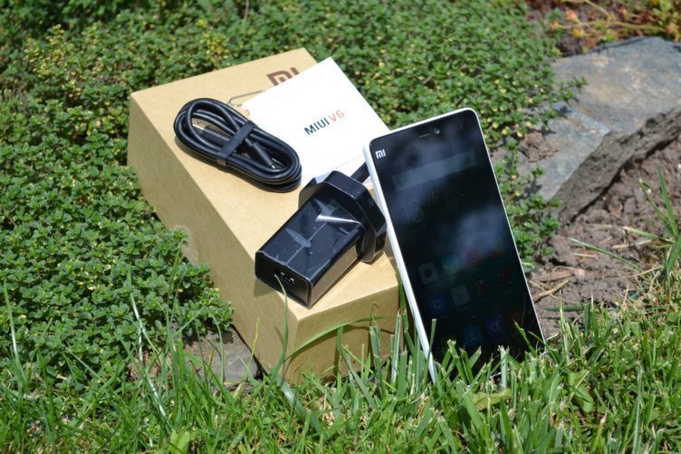 Xiaomi Mi4i - obsah balení Xiaomi Mi4i - obsah balení