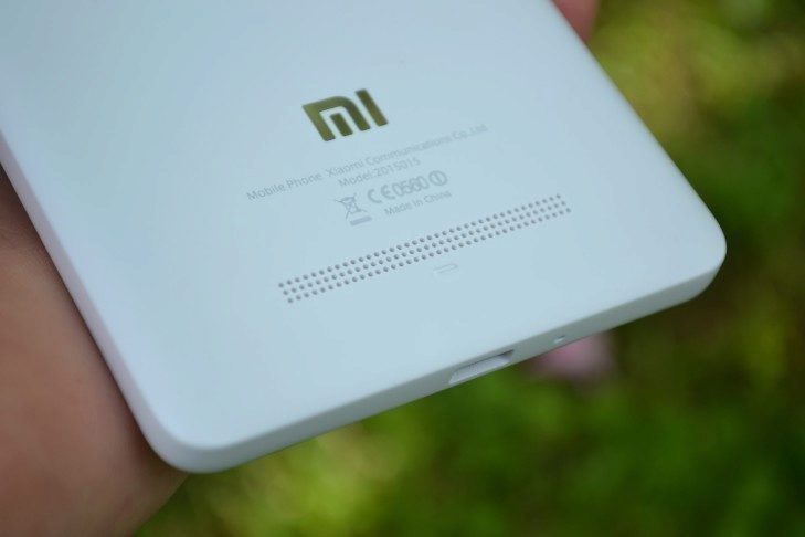 Xiaomi Mi4i - zadní reproduktor