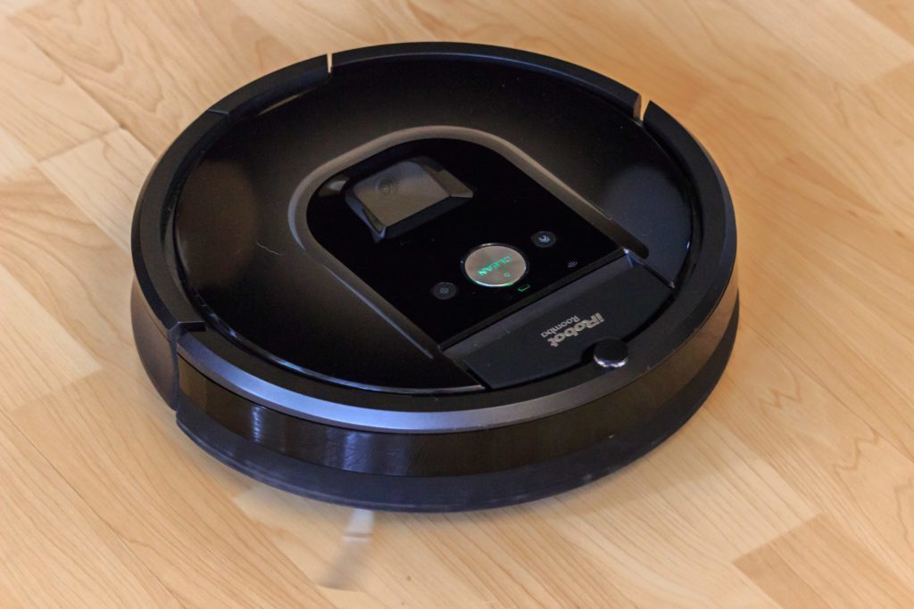 iRobot Roomba 980 - zametání smetáčkem