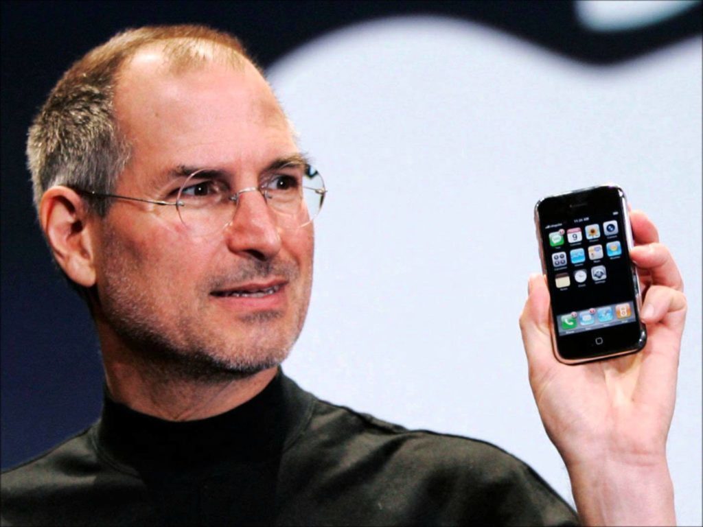 Steve Jobs představuje iPhone 2G, který se zapsal do historie