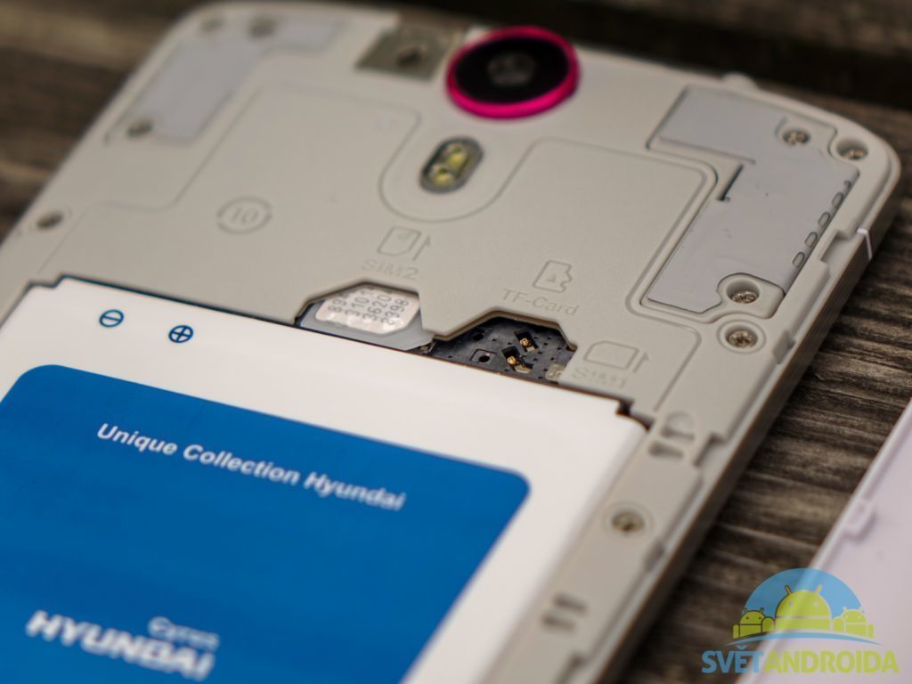 Hyundai Cyrus HP554O konstrukce SIM MicroSD