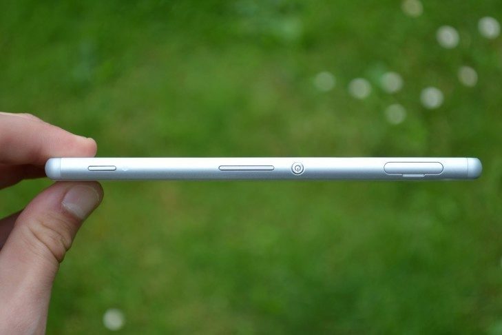 Sony Xperia M4 Aqua - levá strana telefonu