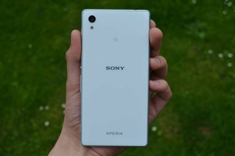Sony Xperia M4 Aqua -  zadní strana telefonu (2)