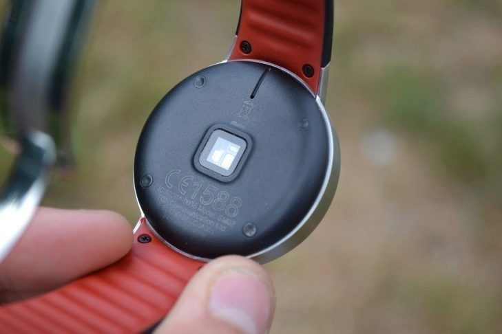 Alcatel One Touch Watch - konstrukce, senzor srdečního tepu