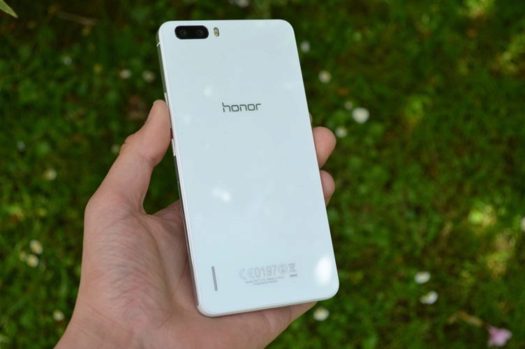 Honor 6 Plus - zadní strana telefonu (1)