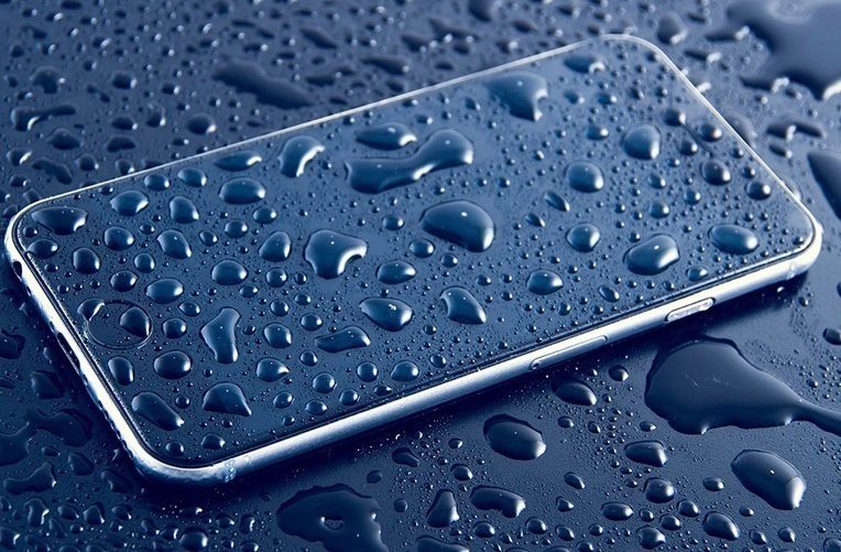 telefon v koupelne dest