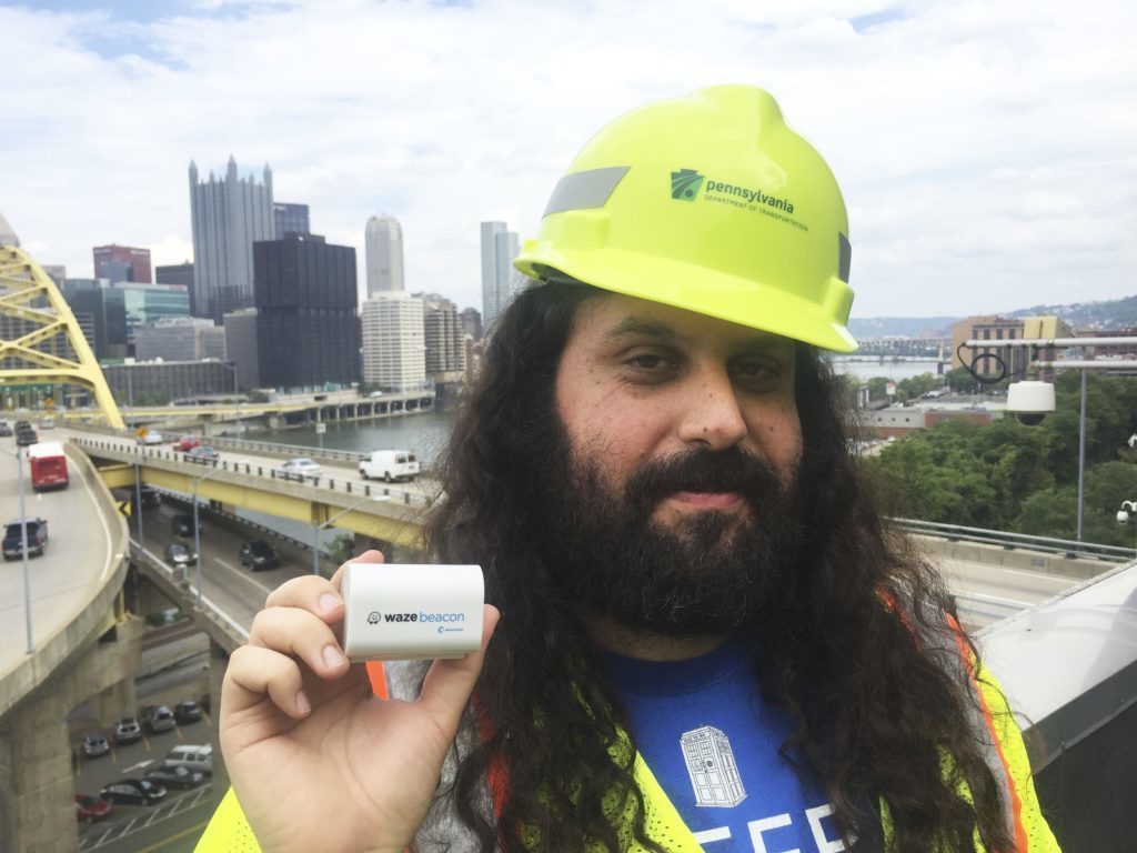 Inženýr Gil Disatnik představuje maják projektu Waze Beacons