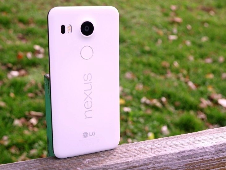 Nexus 5X - konstrukce, záda telefonu (2)