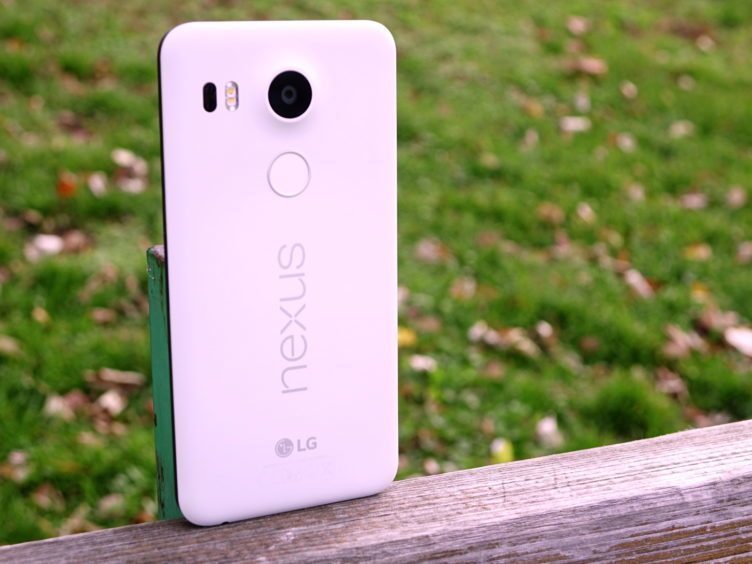 Nexus 5X - konstrukce, záda telefonu (2) Nexus 5X - konstrukce, záda telefonu (2)