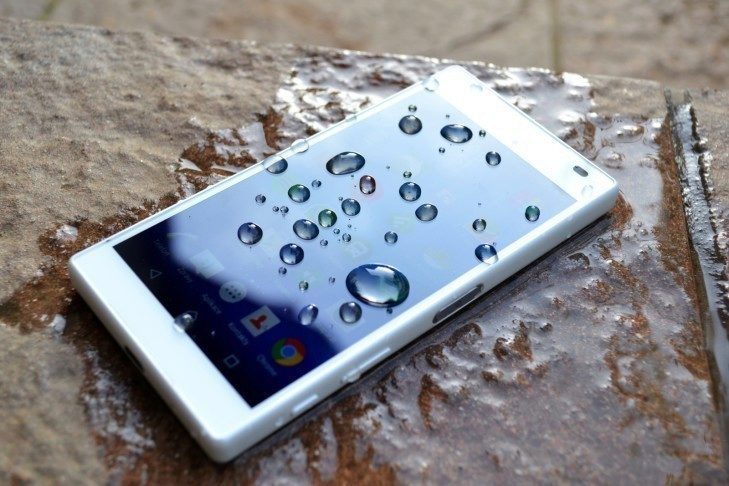 Sony Xperia Z5 Compact - displej, voda