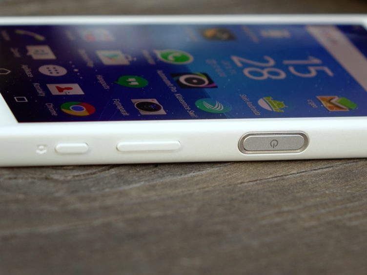 Sony Xperia Z5 Compact - konstrukce, čtečka a tlačítka Sony Xperia Z5 Compact - konstrukce, čtečka a tlačítka