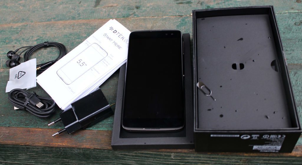 Obsah balení BlackBerry DTEK60